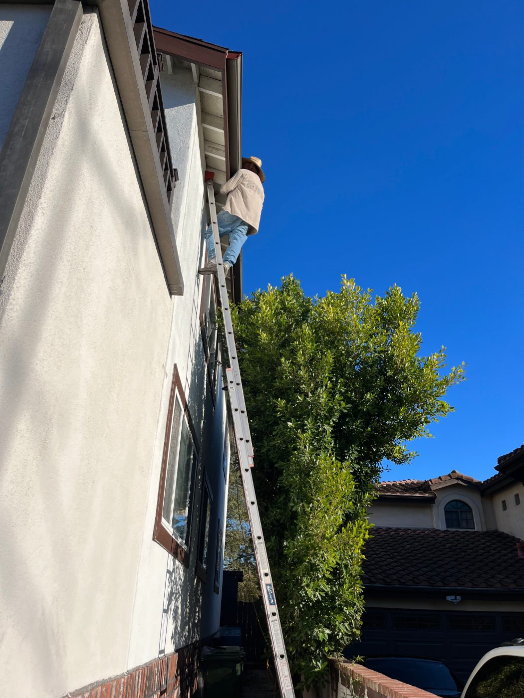 Rick's Raingutter Service craftsman installing seamless gutters on a Los Angeles home